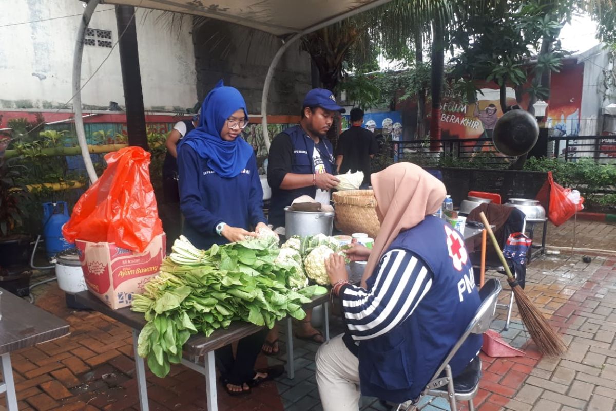 Ratusan nasi bungkus dikirim untuk korban banjir Periuk Tangerang