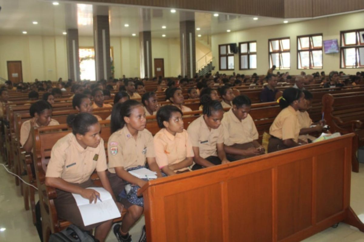 Polda Papua  sosialisasikan bahaya gawai pada anak-anak di gereja