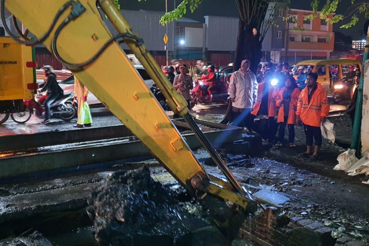 Antisipasi cuaca ekstrem, Pemkot Surabaya sebar personel gabungan