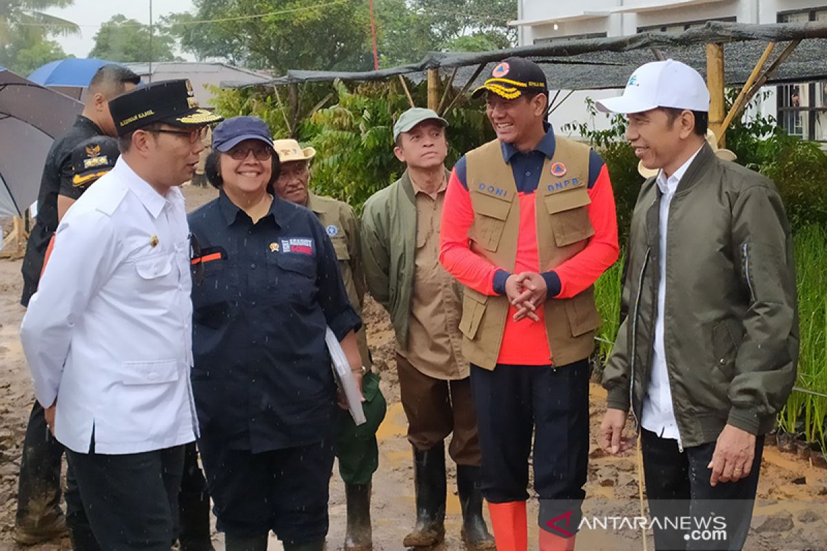 Jokowi tanam bibit akar wangi untuk cegah longsor di Sukajaya Bogor