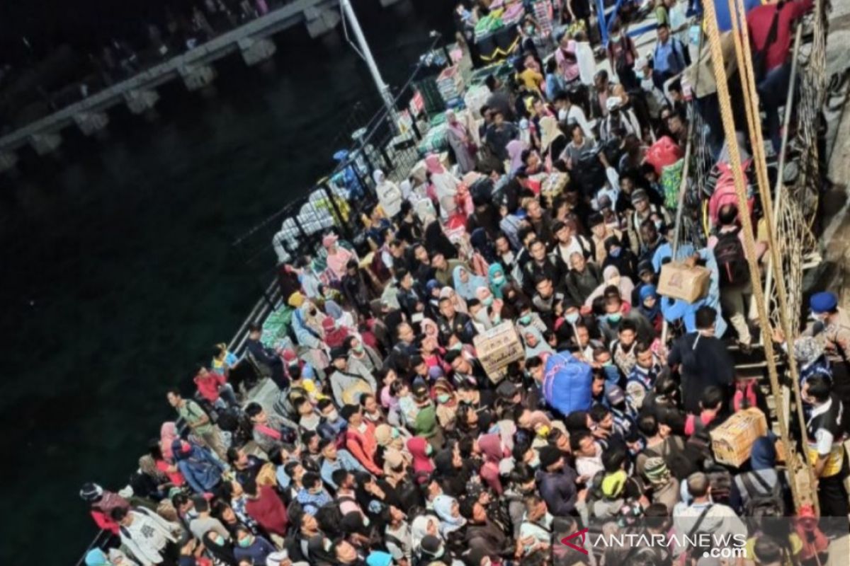 Ratusan warga pilih keluar Natuna setelah WNI dari Wuhan tiba