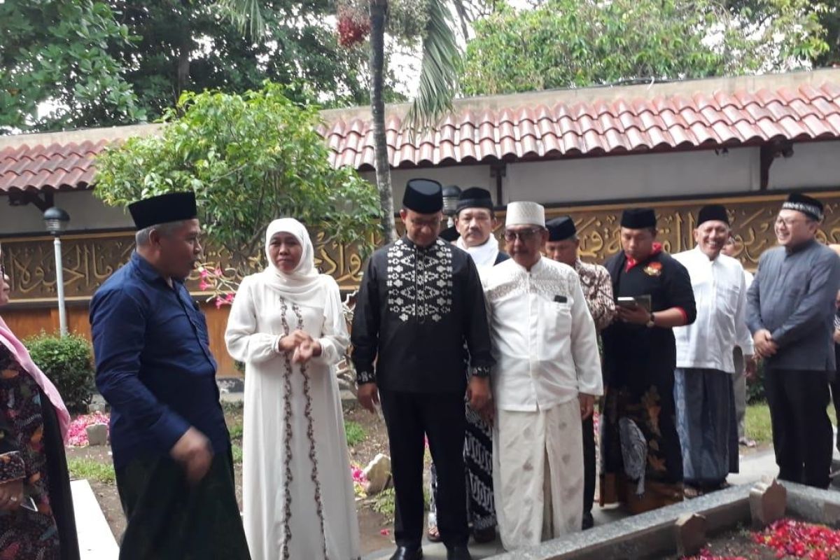 Tokoh nasional dan ribuan pelayat hadiri pemakaman Gus Sholah