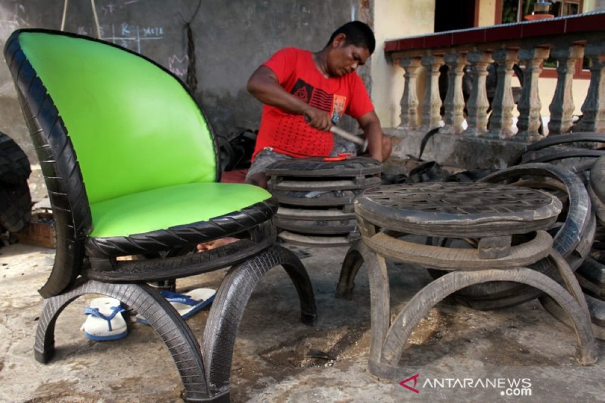 Kerajinan kursi berbahan ban bekas