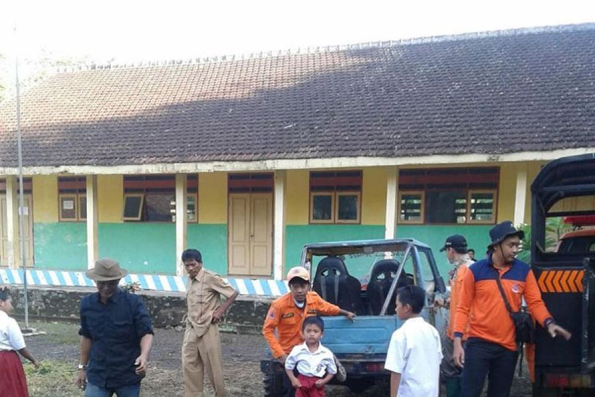 Akses jalan terputus, BPBD Jember antar-jemput siswa korban banjir bandang ke sekolah