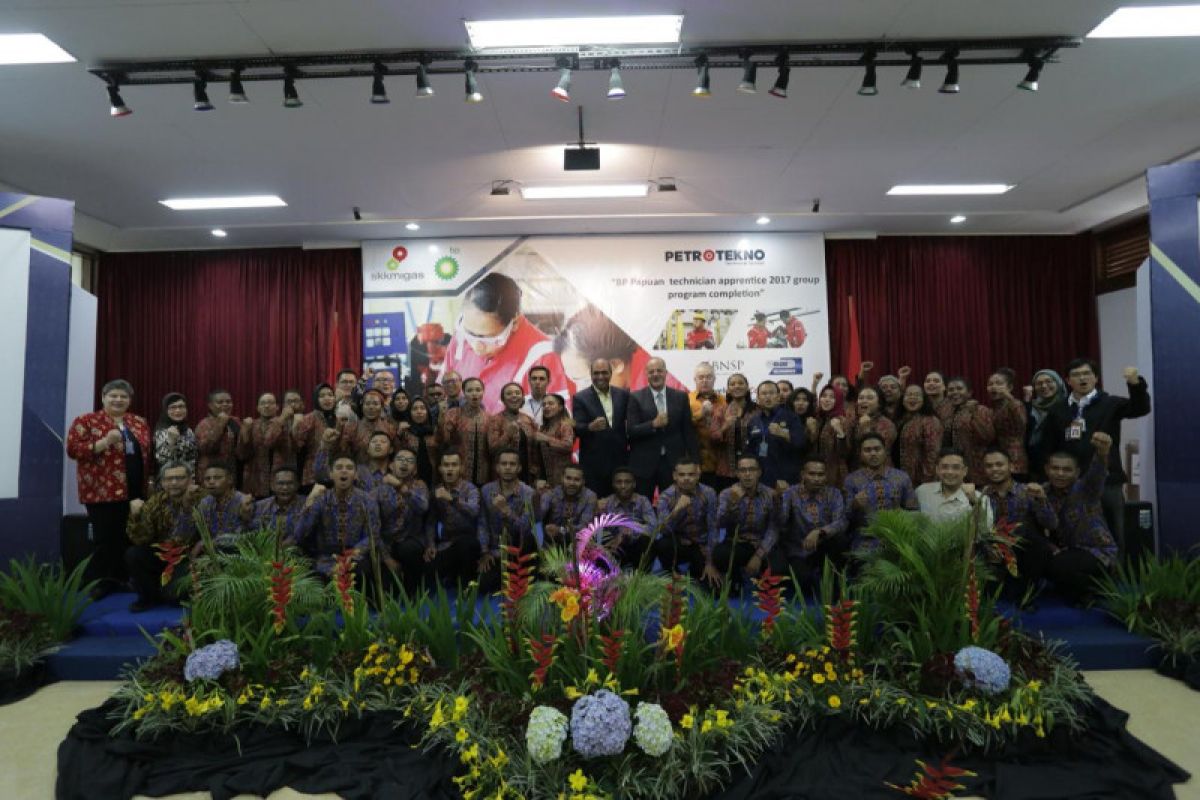 Puluhan putra-putri Papua terima sertifikat kerja bidang migas