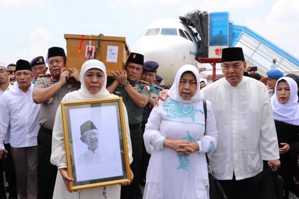 Gubernur Jatim sambut kedatangan jenazah Gus Sholah di Bandara Juanda