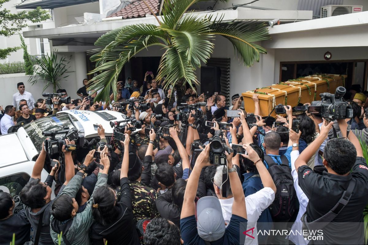 Jenazah Gus Sholah diberangkatkan ke Jombang