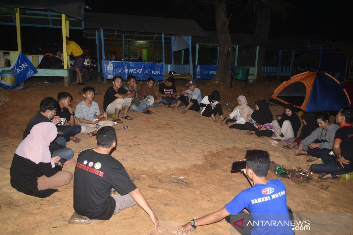 BEM Poltesa gelar malam keakraban di Kura-kura Beach Singkawang