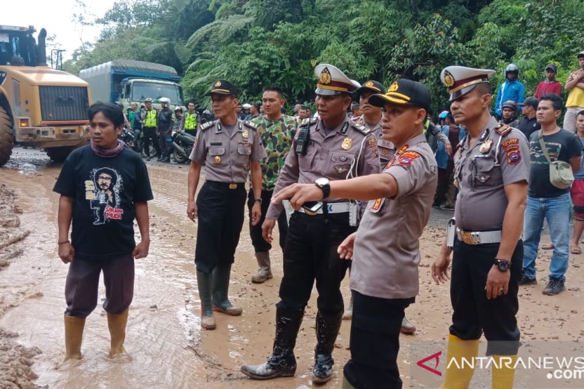 Jalan longsor di Harau Limapuluh Kota telah dapat dilalui kendaraan dengan normal