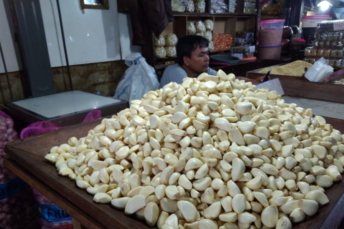 Pasokan bawang putih dari China di Pasar Induk Kramat Jati berkurang