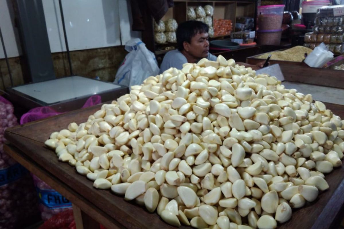 Bawang putih China di Pasar Induk Kramat Jati Rp42.000 per kilogram