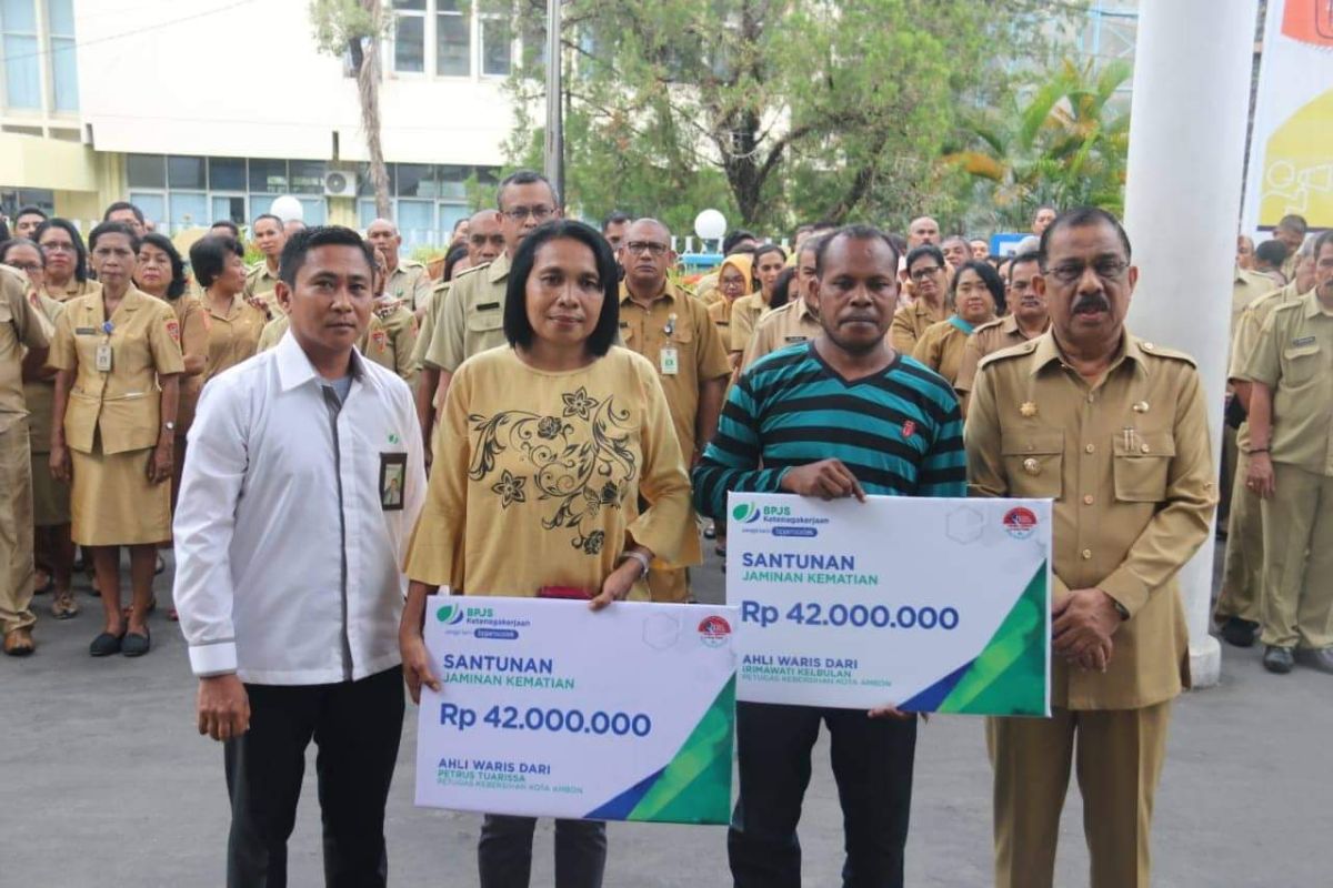 BPJamsostek Maluku serahkan santunan kematian petugas kebersihan Kota Ambon