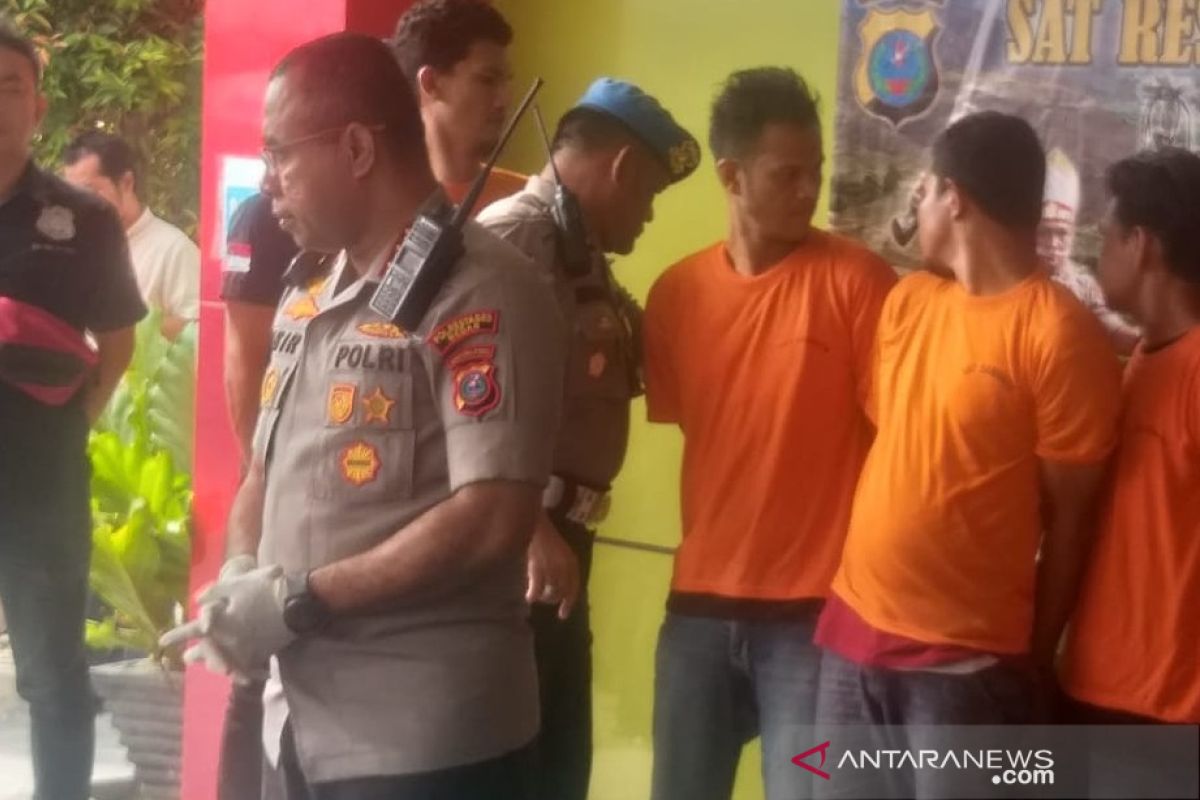 10 kilogram sabu dan 5.500 pil ekstasi tersebar di Medan diselundupkan dari Malaysia, kata polisi