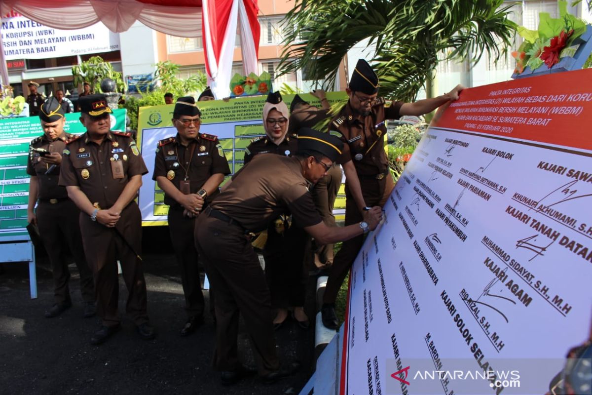 Tandatangani pakta integritas, Kajati Sumbar minta jajaran kejaksaan bersih dari KKN