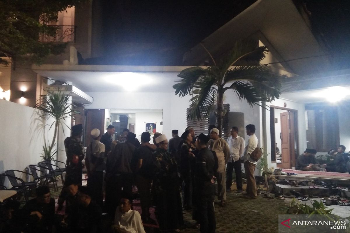 Para pelayat berdatangan ke rumah duka Gus Sholah