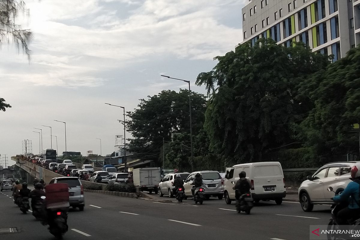 Pemotor masih lewati Jalan Layang Pesing meski ada E-TLE