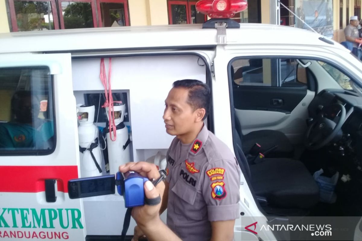 Polres Sampang buru sopir ambulans tabrak anggota polisi