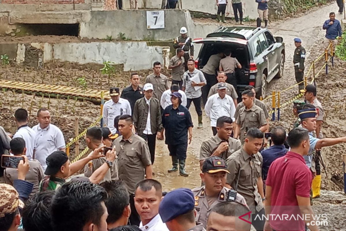 Jokowi tinjau kampung lokasi tewasnya tujuh warga tertimbun longsor di Sukajaya