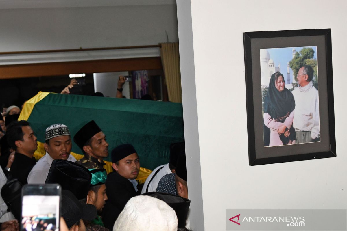 Sejumlah tokoh dan pejabat negara tampak datang melayat almarhum Gus Sholah