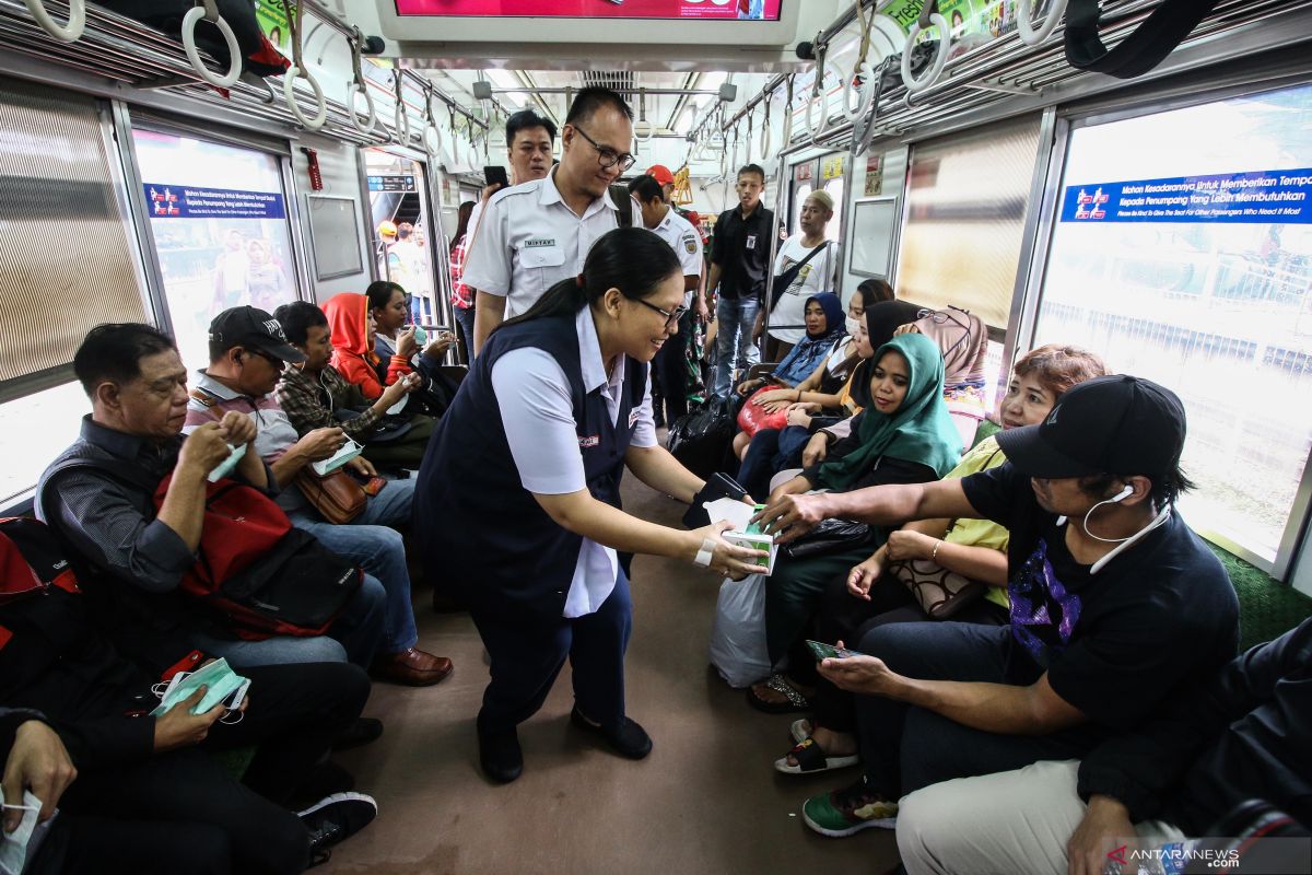 Cegah corona, Kereta-Stasiun KRL sediakan 700 botol pembersih tangan