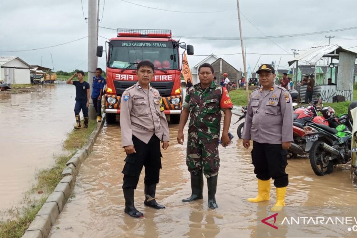 TNI/Polri berikan pelayanan korban banjir di Serang