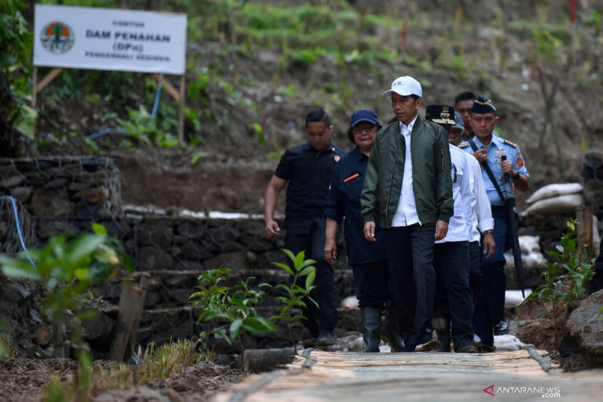 Tiba di Sukajaya, Jokowi tinjau kampung tempat tewasnya tujuh warga