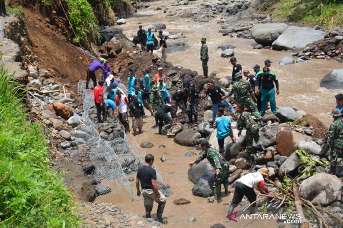 Anggota Kodim 0824 Jember bantu pemasangan bronjong di lokasi banjir bandang