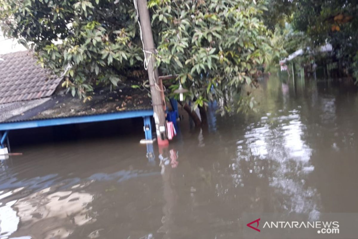 Banjir di Periuk Tangerang semakin tinggi akibat jebolnya tanggul di Perumahan Periuk Damai