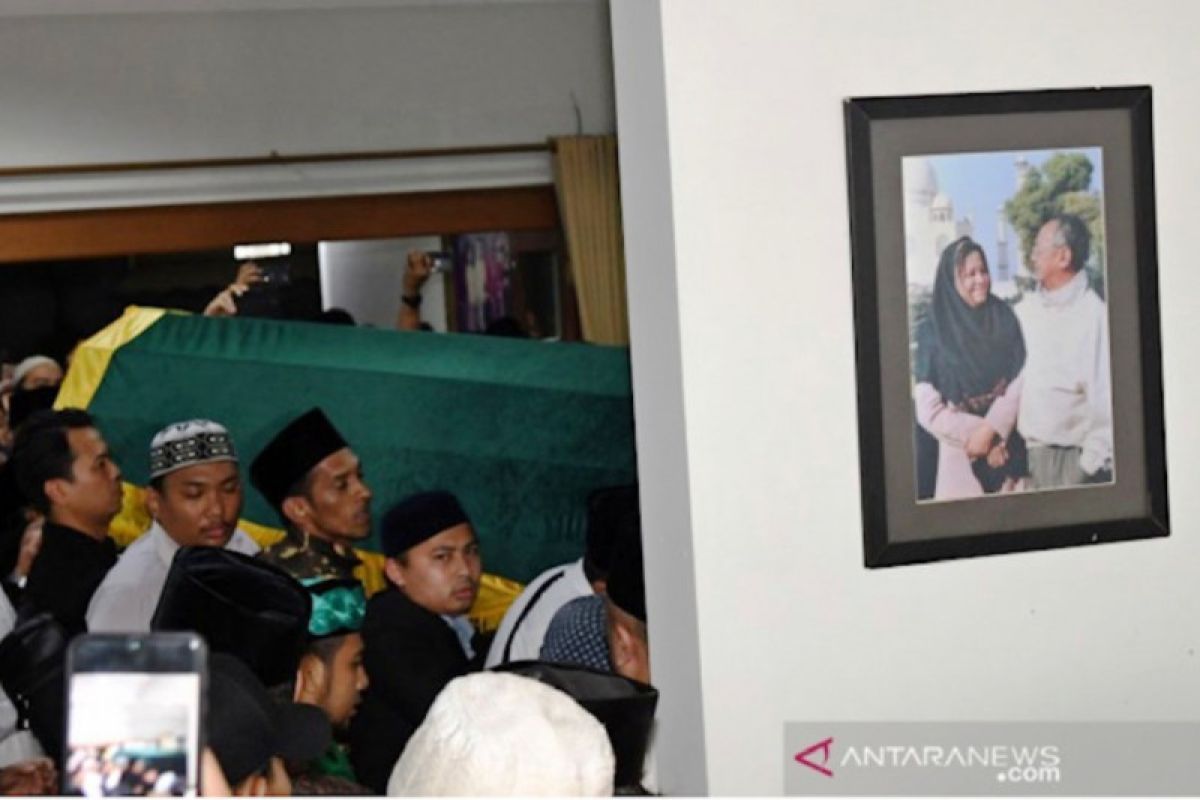 Jenazah Gus Sholah disambut Gubernur Jatim di Juanda