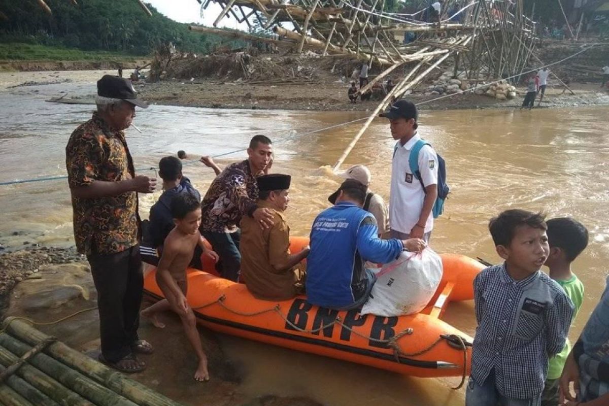 Warga Lebak korban bencana  butuh jembatan gantung