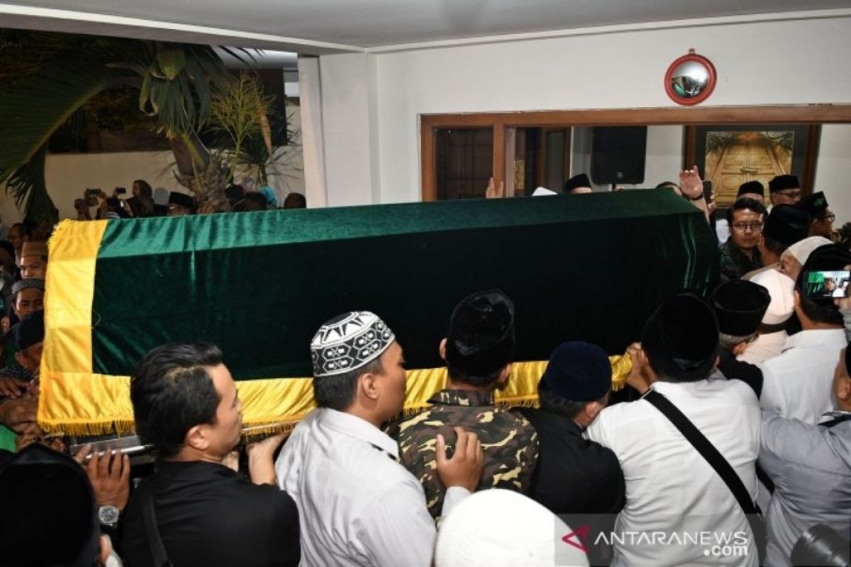 Jenazah Gus Sholah di rumah duka