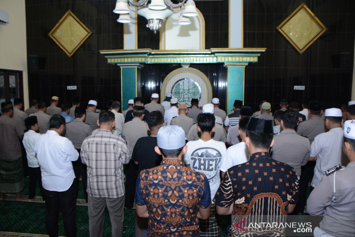 Polres Situbondo shalat ghaib untuk Gus Sholah