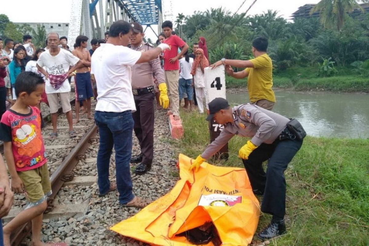 Wanita tanpa identitas ditemukan terpotong di jembatan rel kereta api