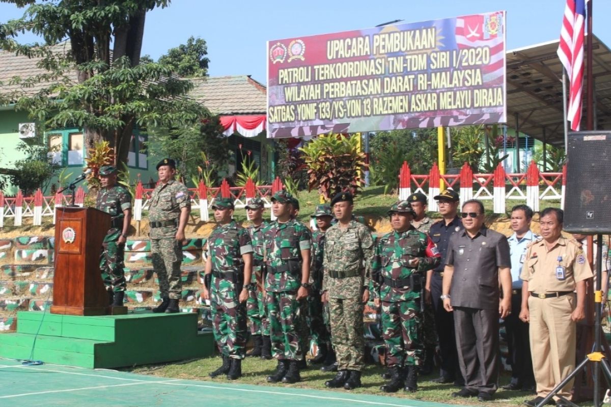 Tentara Indonesia-Malaysia patroli bersama di batas negara