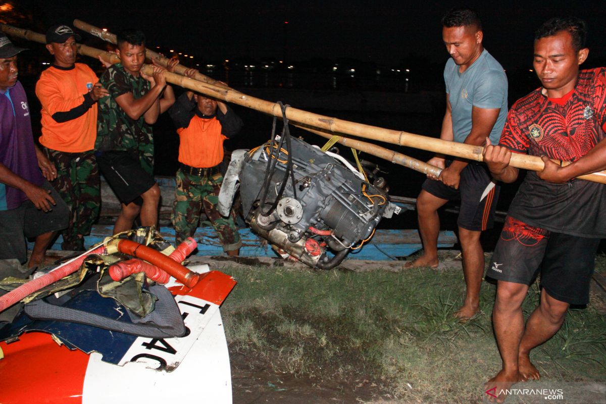 Bagian pesawat latih TNI AL berhasil dievakuasi menggunakan perahu (Video)
