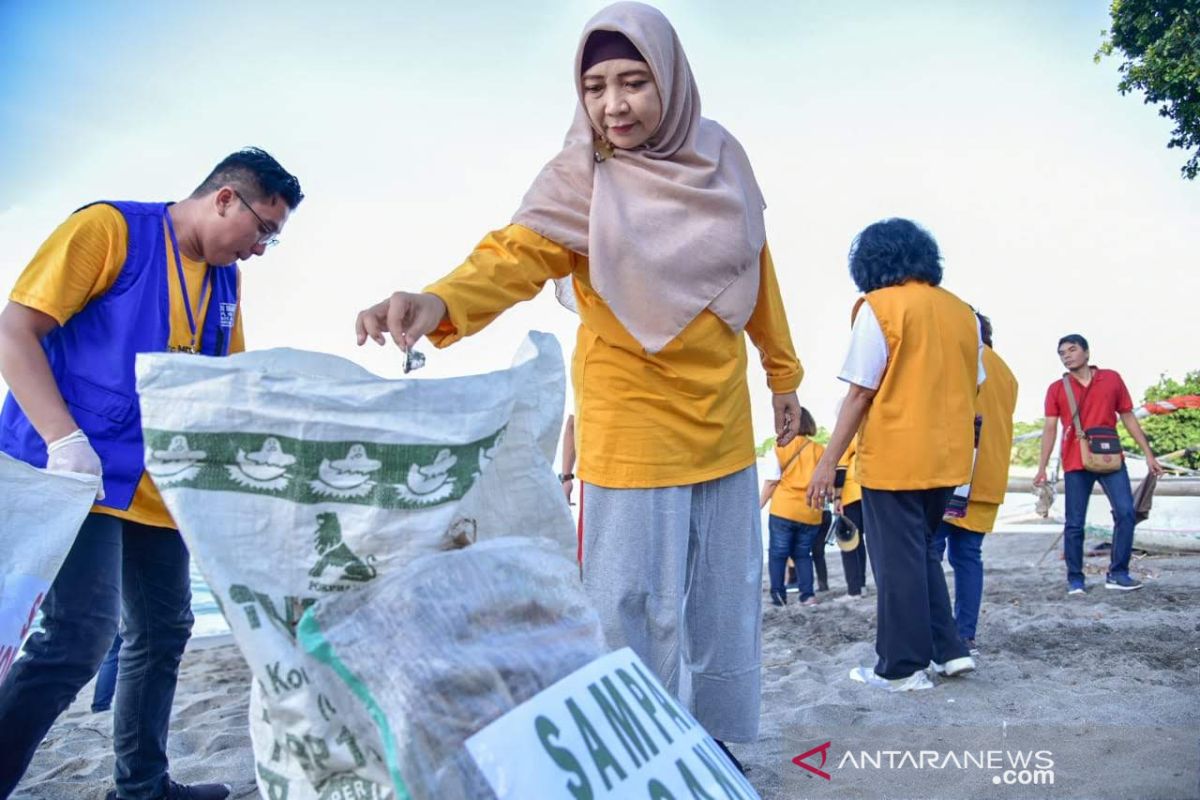 Pantai Senggigi dibersihkan bersama Wagub NTB dan pendeta se-Indonesia