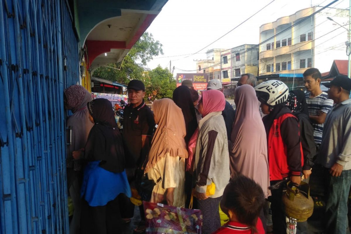 Diduga distribusi tak tepat sasaran, warga Sungai Pakning antre berjam-jam untuk elpiji 3 Kg