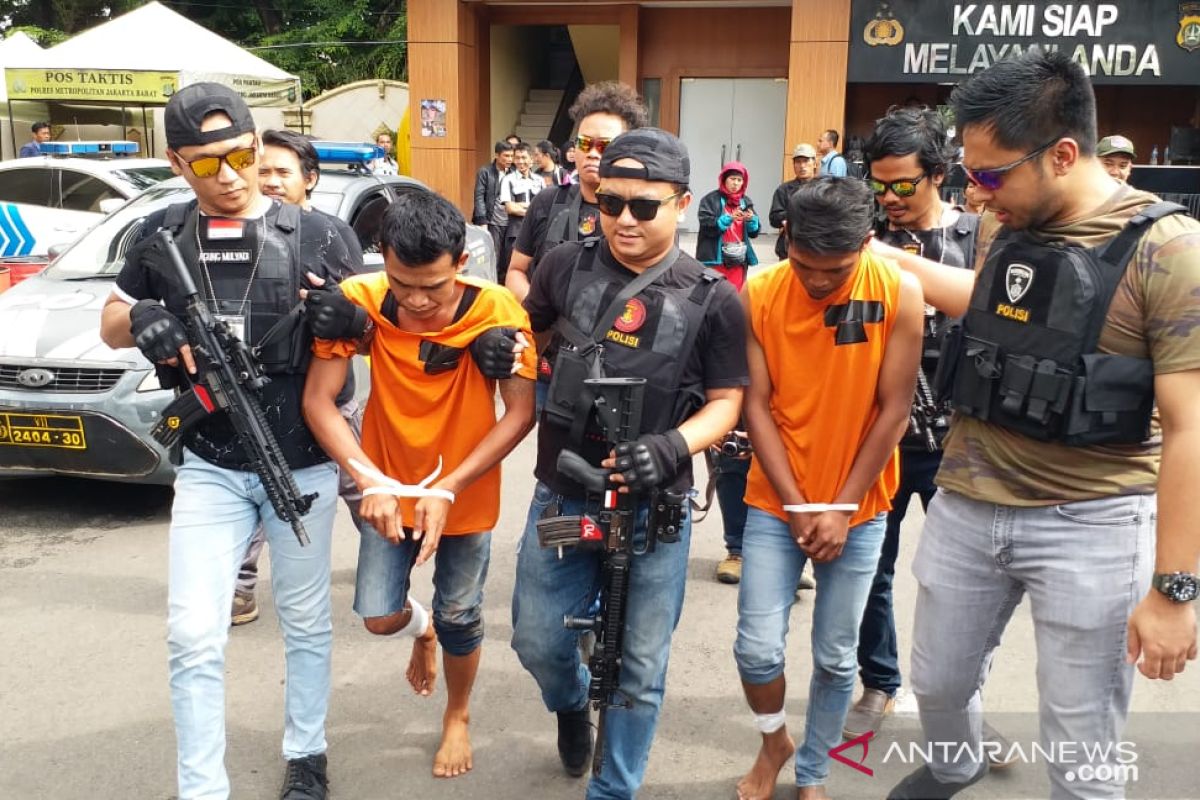 Pelaku perampokan motor bersenjata menyamar jadi pengemudi ojol