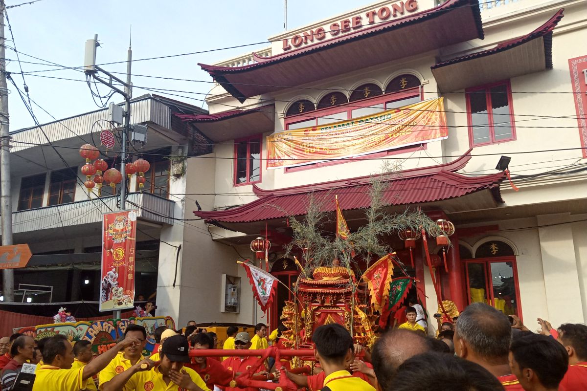 Etnis Tionghoa gelar arakan Cap Go Meh meriahkan tahun baru Imlek 2571 di Padang