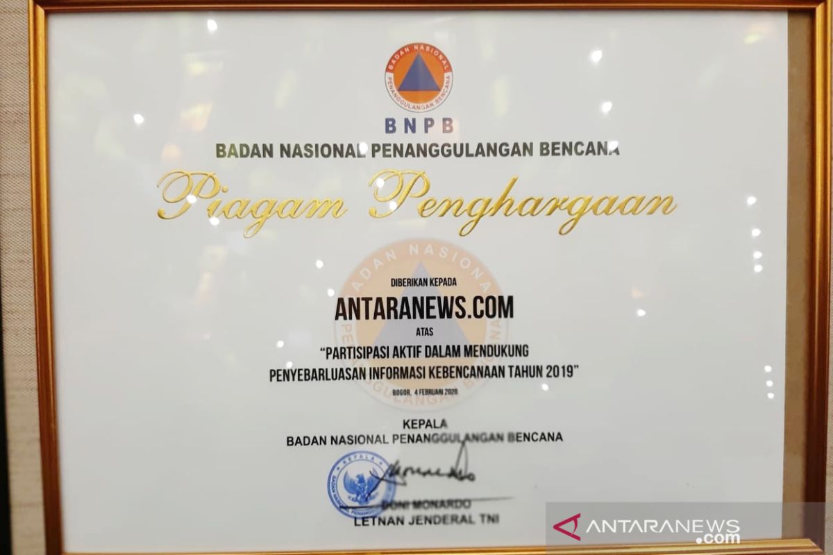 Antaranews.com terima penghargaan dari BNPB