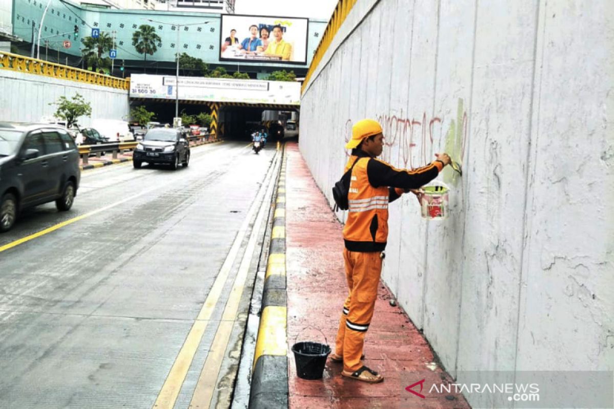 PPSU Kampung Bali bersihkan bekas vandalisme di Underpass Tanah Abang