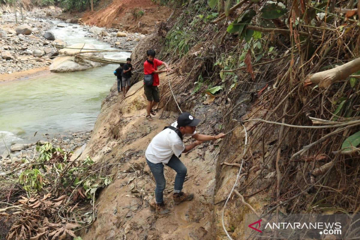 Tiga kampung di Cileuksa Bogor hingga kini belum bisa diakses kendaraan