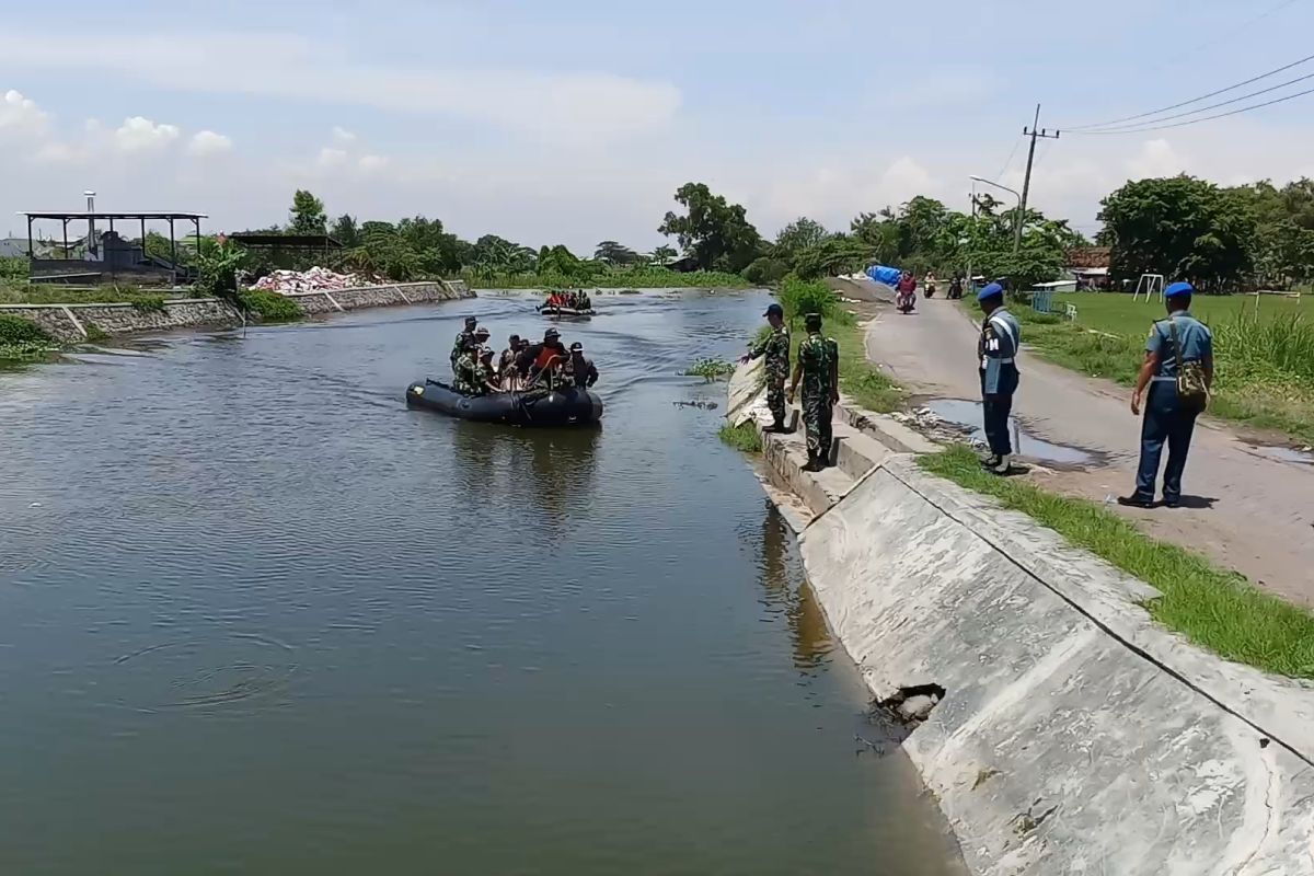 Puspenerbal evakuasi pesawat latih dari areal pertambakan di Sidoarjo