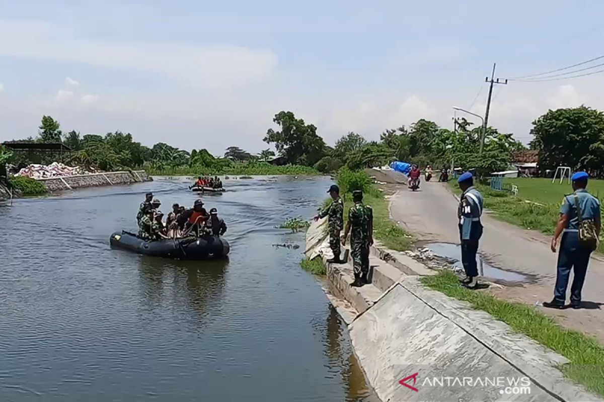 Puspenerbal evakuasi pesawat di areal pertambakan Sidoarjo