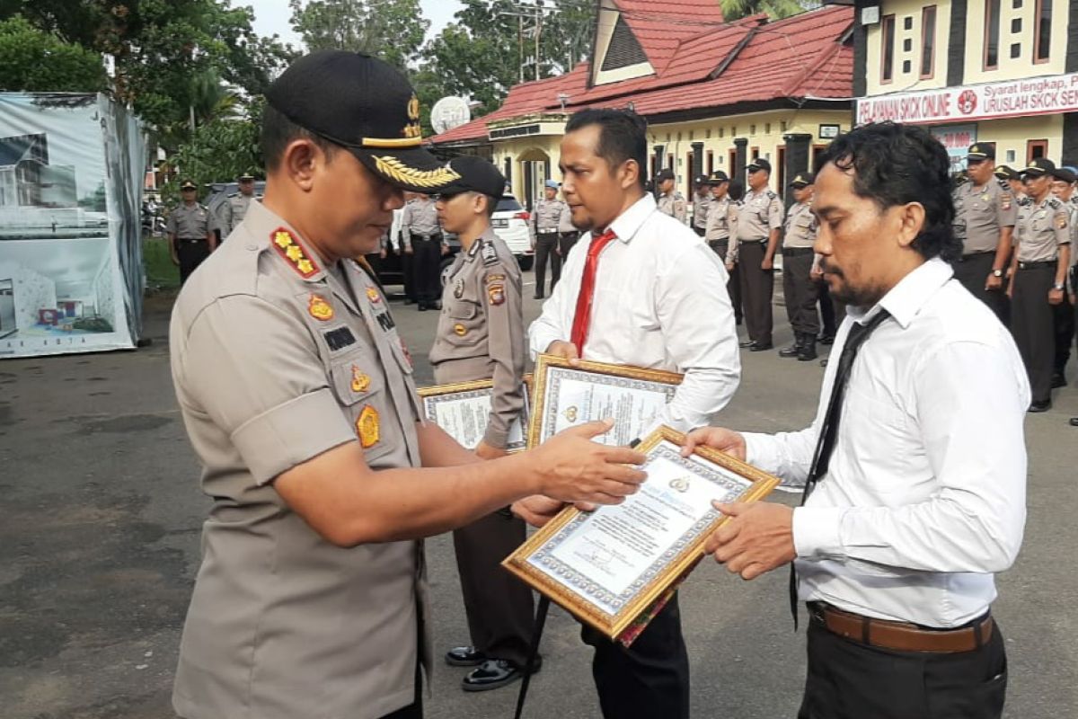 Tiga Personel Polsek Pontianak Timur mendapat penghargaan