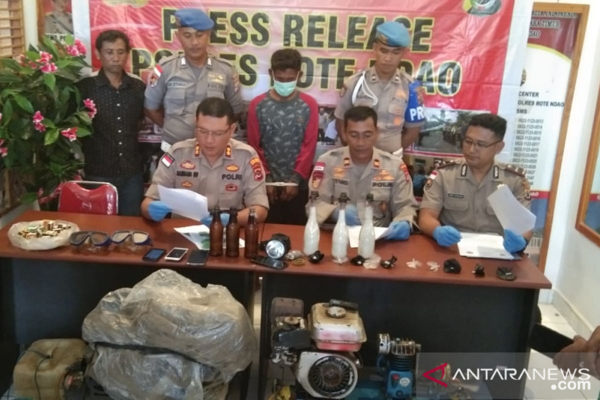 Polisi tangkap tangan pelaku pengeboman ikan di Rote Ndao
