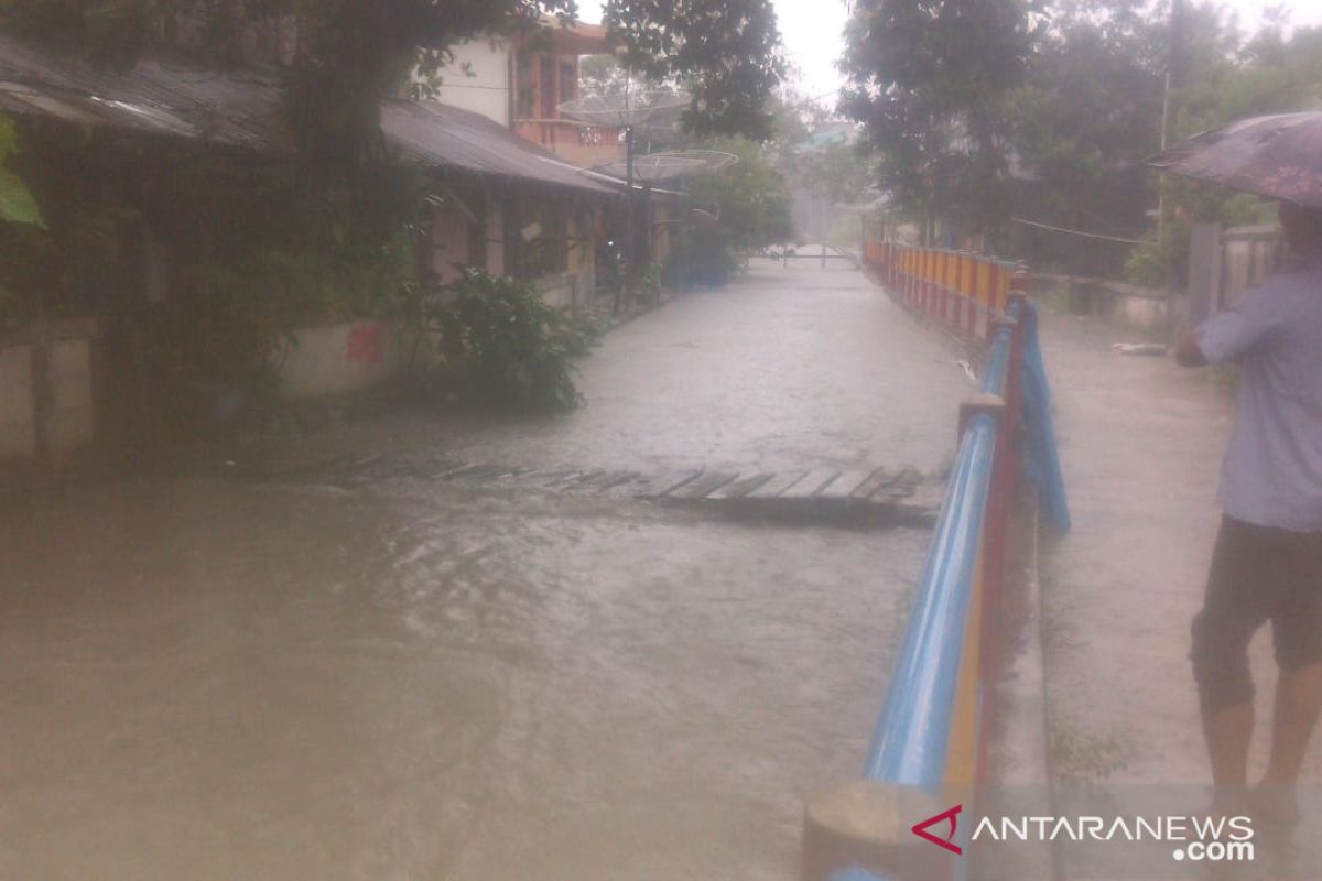 Hujan lebat mengguyur Tanjung Pandan timbulkan genangan air 40 centimeter