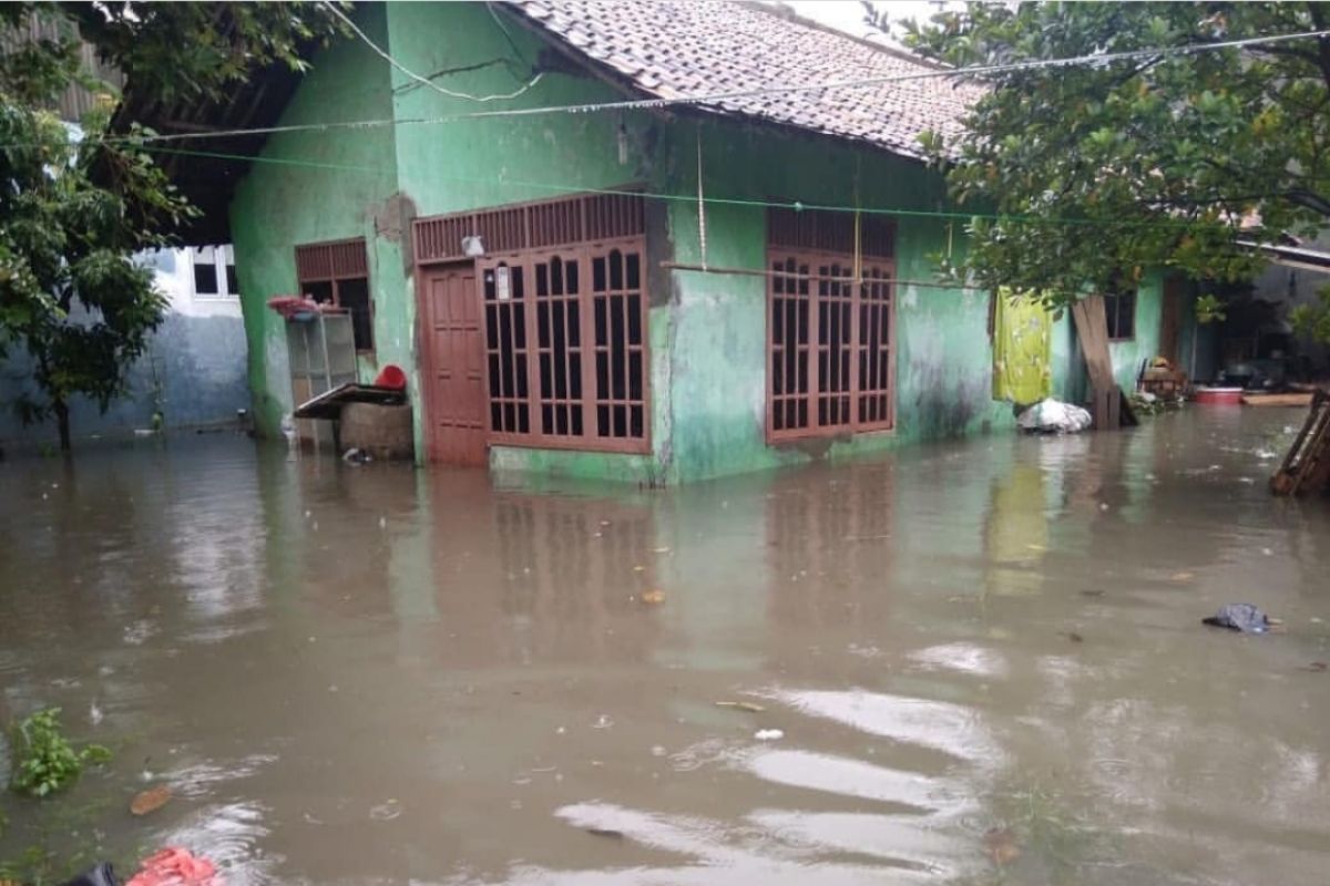 3.848 jiwa terdampak banjir di Periuk mengungsi ke posko penampungan