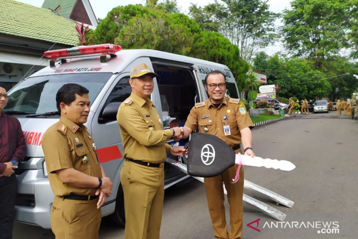 Pemkot Jambi memberikan bantuan ambulan khusus ibu dan anak