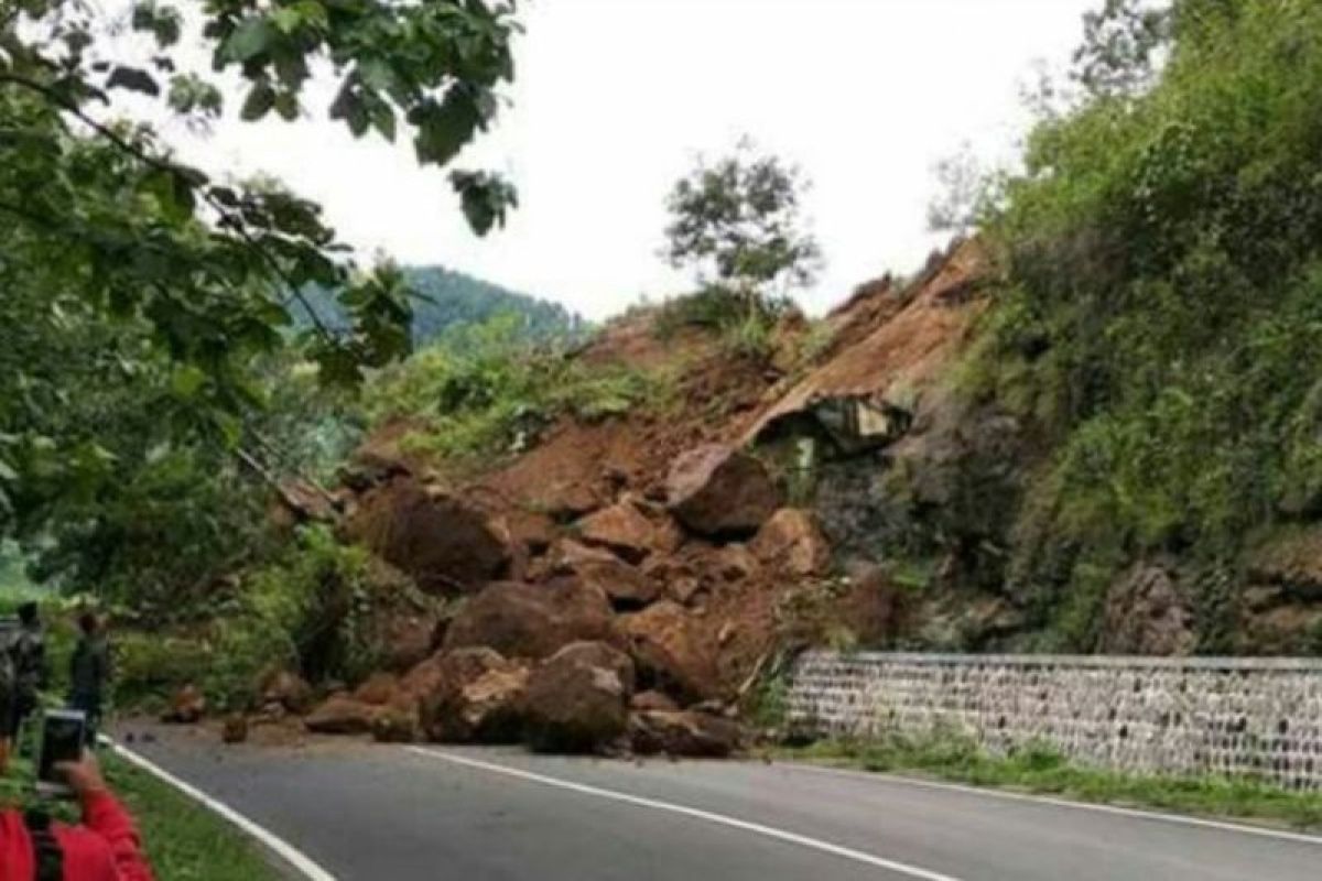 Tebing longsor ganggu akses jalan di Kabupaten Madiun